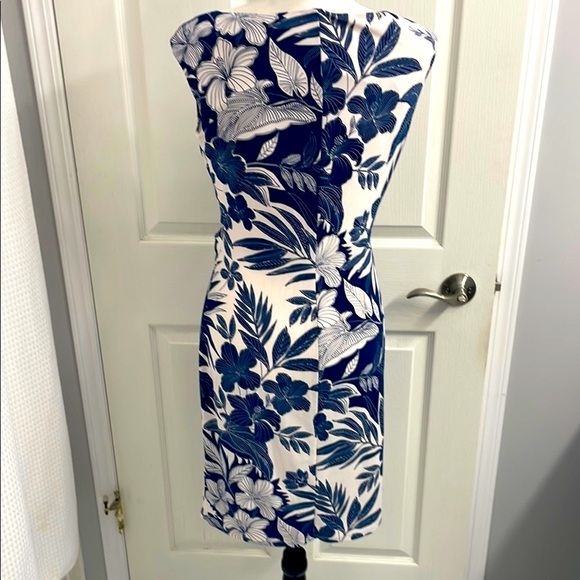 Chaps Floral Navy and White Fitted Dress Gathered Twist at Hip Boat Neck Size M - Picture 6 of 9